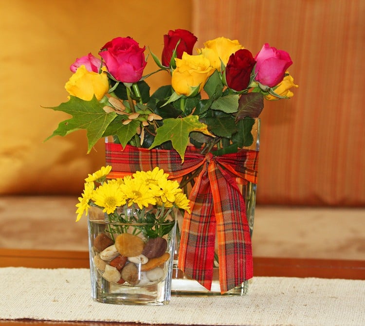 deco-table-automne--galets-decoratifs-fleurs-roses