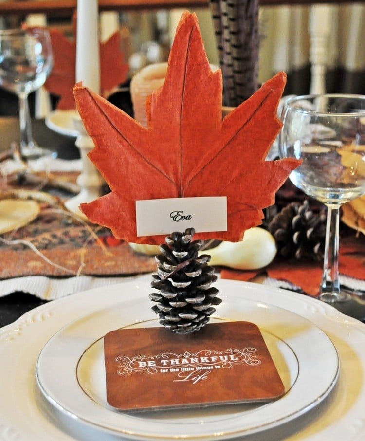 deco-table-automne--marque-place-cones-feuilles-automnales-assiette