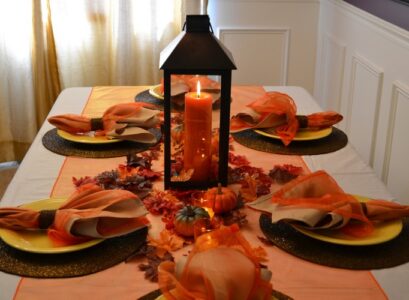 deco-table-automne-mini-citrouilles-lanternes-feuilles-automnales