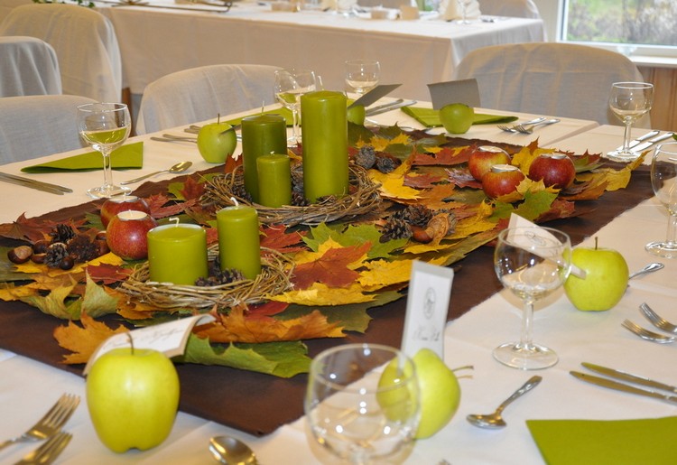 déco table automne pommes-feuilles-nappe-blanche