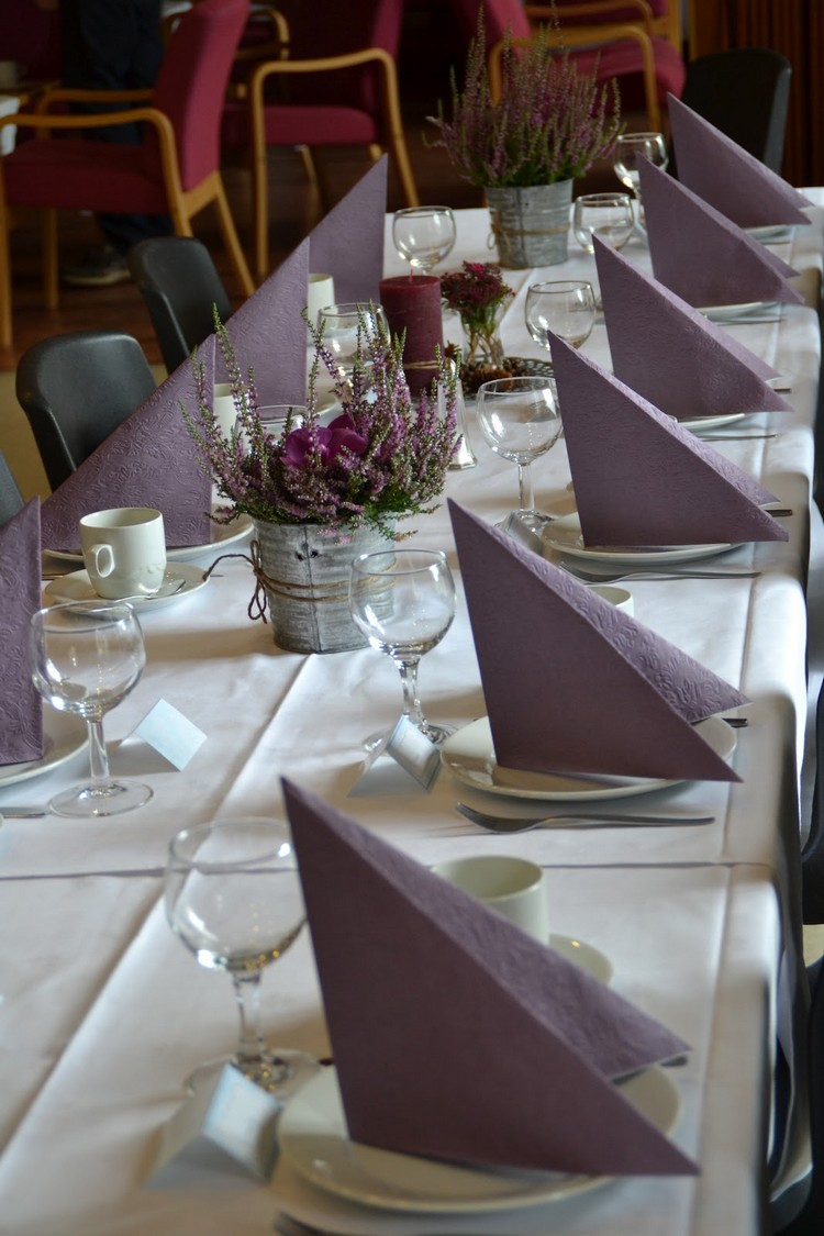 deco-table-automne-serviette-violet-nappe-blanche