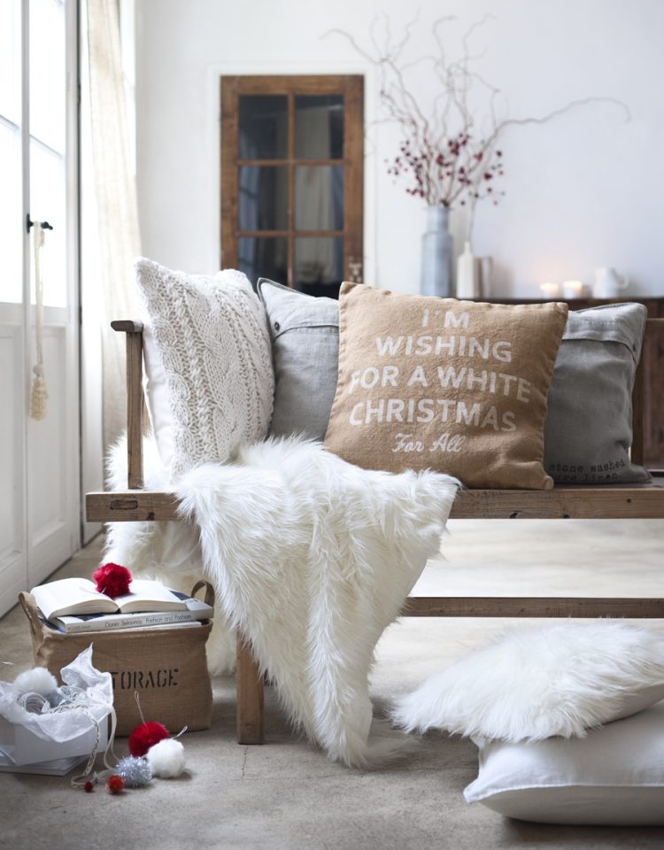 decoration-Noel-interieur-HM-couverture-fausse-fourrure-coussins-poufs-blanc-rouge décoration de Noël intérieur