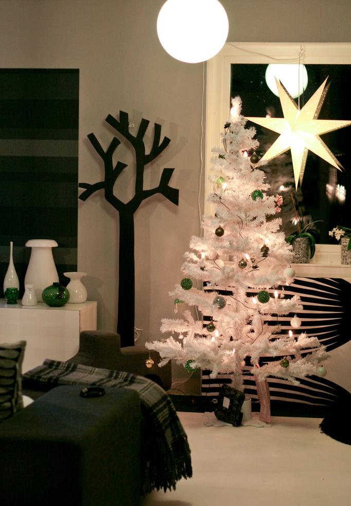 decoration-Noel-interieur-arbre-Noel-blanc-étoiles-décoratives-boules-Noel-vertes