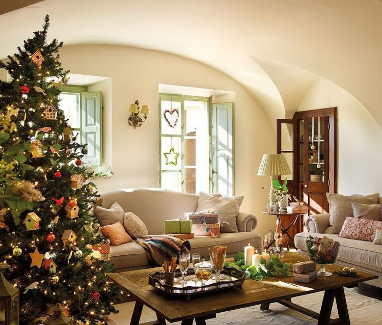 decoration-Noel-interieur-arbre-Noel-ornements-oiseaux-maisons-nichoirs-étoiles