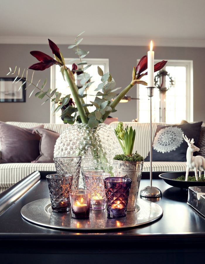 decoration-Noel-interieur-arrangement-plantes-bougies-figurine-cerf-blanc