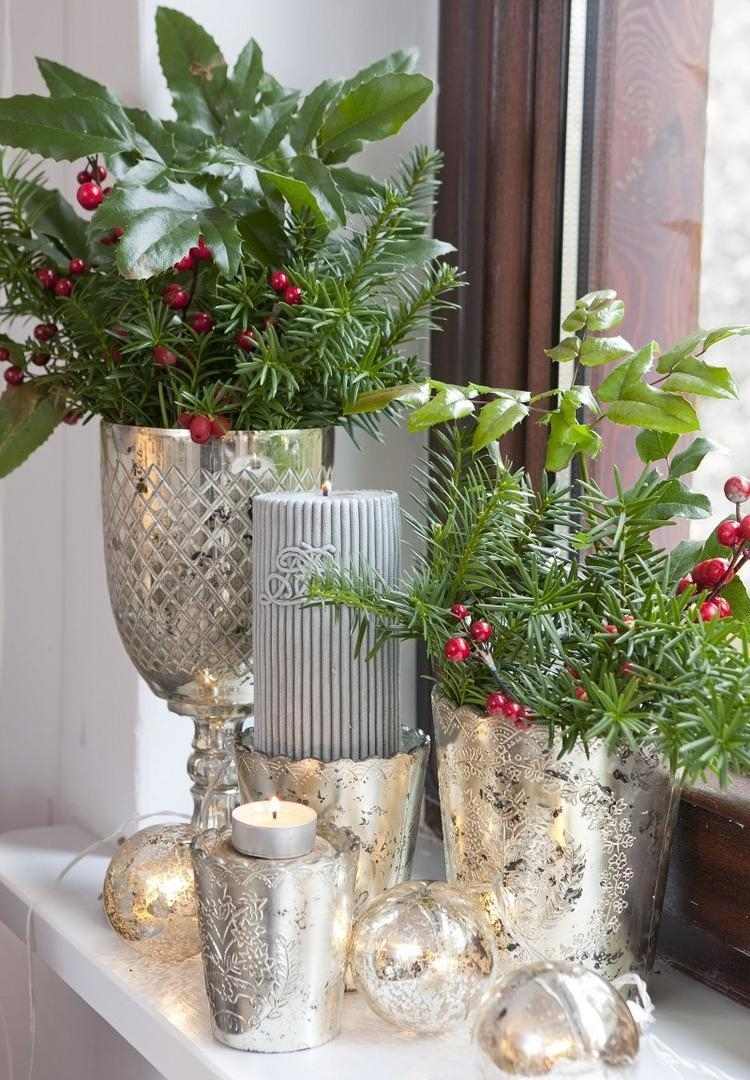 decoration-Noel-interieur-arrangements-branchettes-pin-baies-rouges-bougie-pilier-argent décoration de Noël intérieur