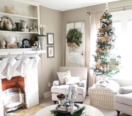 decoration-Noel-interieur-blanche-fleurs-blanches-sapin-Noel-ruban-or-couronne-naturelle