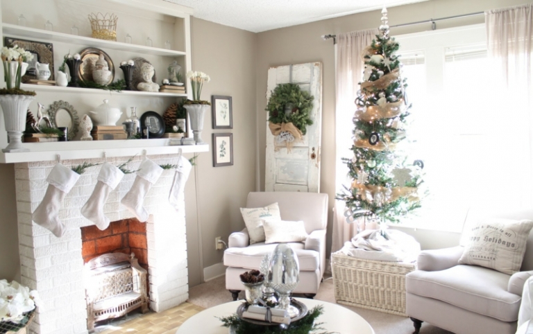 decoration-Noel-interieur-blanche-fleurs-blanches-sapin-Noel-ruban-or-couronne-naturelle décoration de Noël intérieur