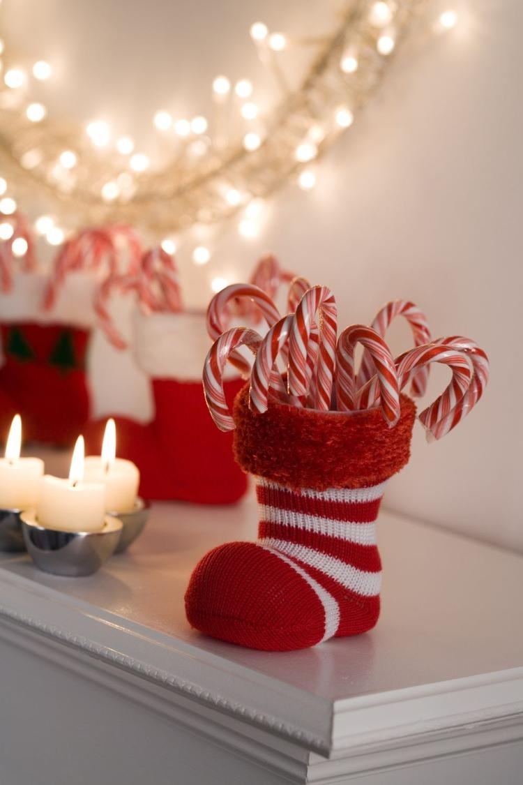 decoration-Noel-interieur-chaussette-Noel-rouge-blanc-bâtons-sucre-rouge-blanc