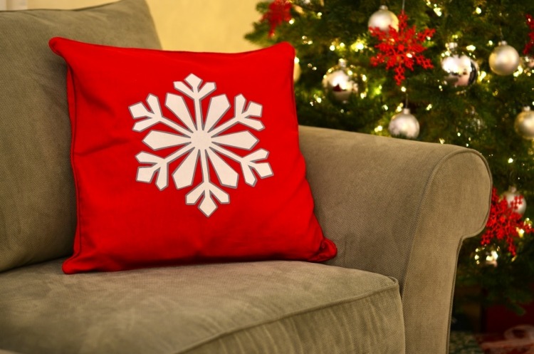 decoration-Noel-interieur-coussin-rouge-imprimé-flocon-neige-sapin-noel