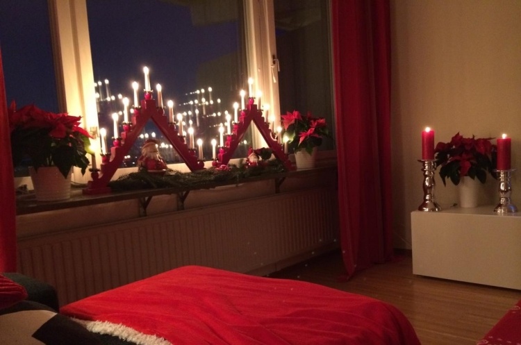 decoration-Noel-interieur-déco-fenetre-bougies-brûlantes-figurines-père-Noel décoration de Noël intérieur