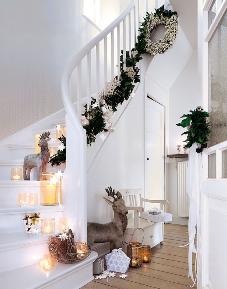 decoration-Noel-interieur-guirlande-verte-boules-noel-argent-figurines-cerfs décoration de Noël intérieur