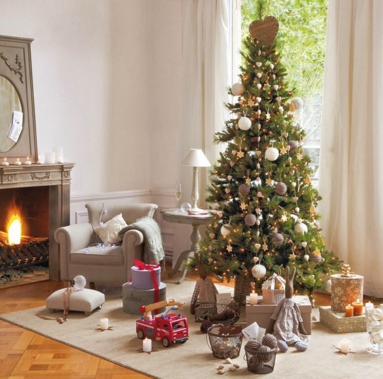 decoration-Noel-interieur-guirlandes-coeurs-boules-Noel-grises-bougies-cadeaux