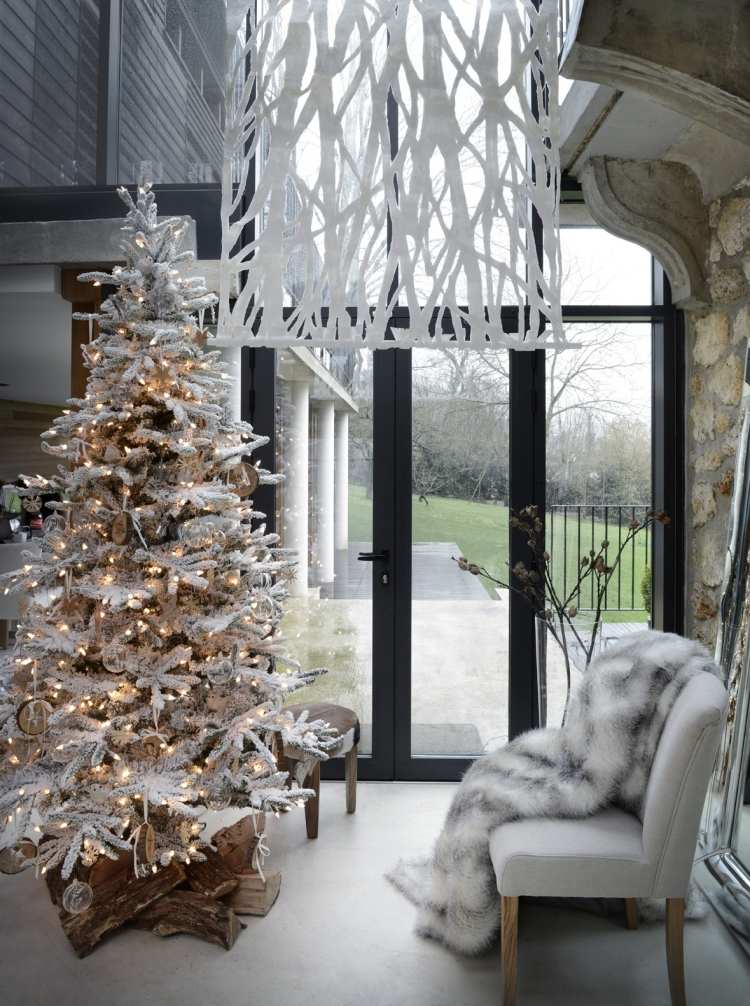 decoration-Noel-interieur-salon-scandinave-sapin-Noel-déco-blanche-couverture-fausse-fourrure