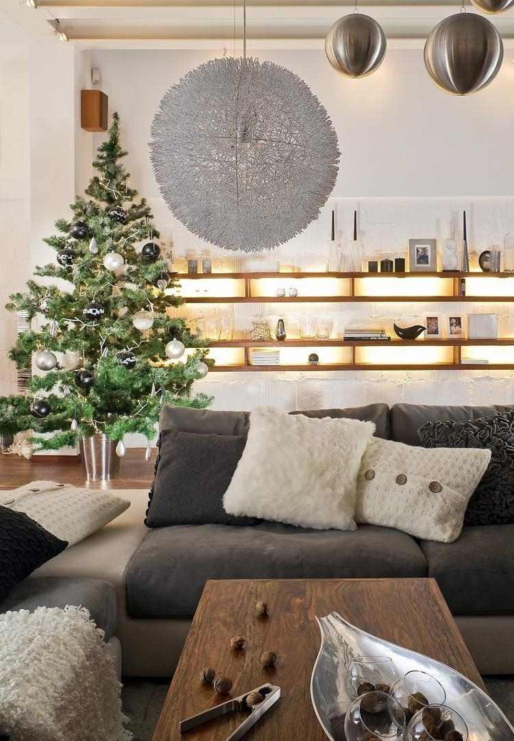 decoration-Noel-interieur-salon-scandinave-sapin-noel-ornements-gris-argent
