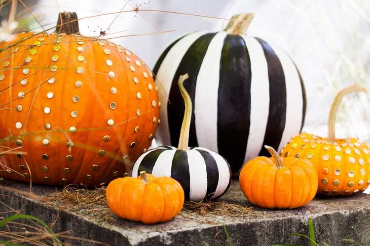 decoration-citrouille-automne-citrouilles-déco-rayures-noir-blanc-punaises