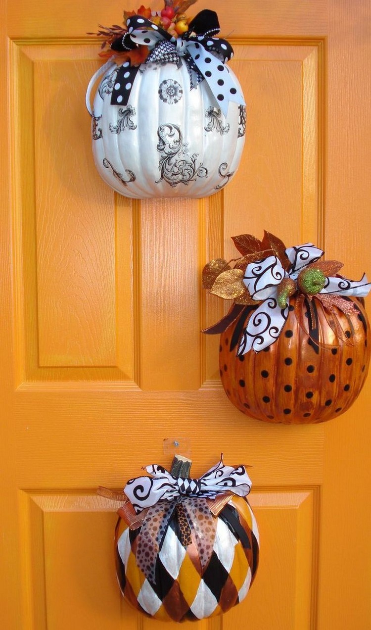 decoration-citrouille-automne-déco-porte-entrée-citrouilles-décorées-papier-décoratif-rubans