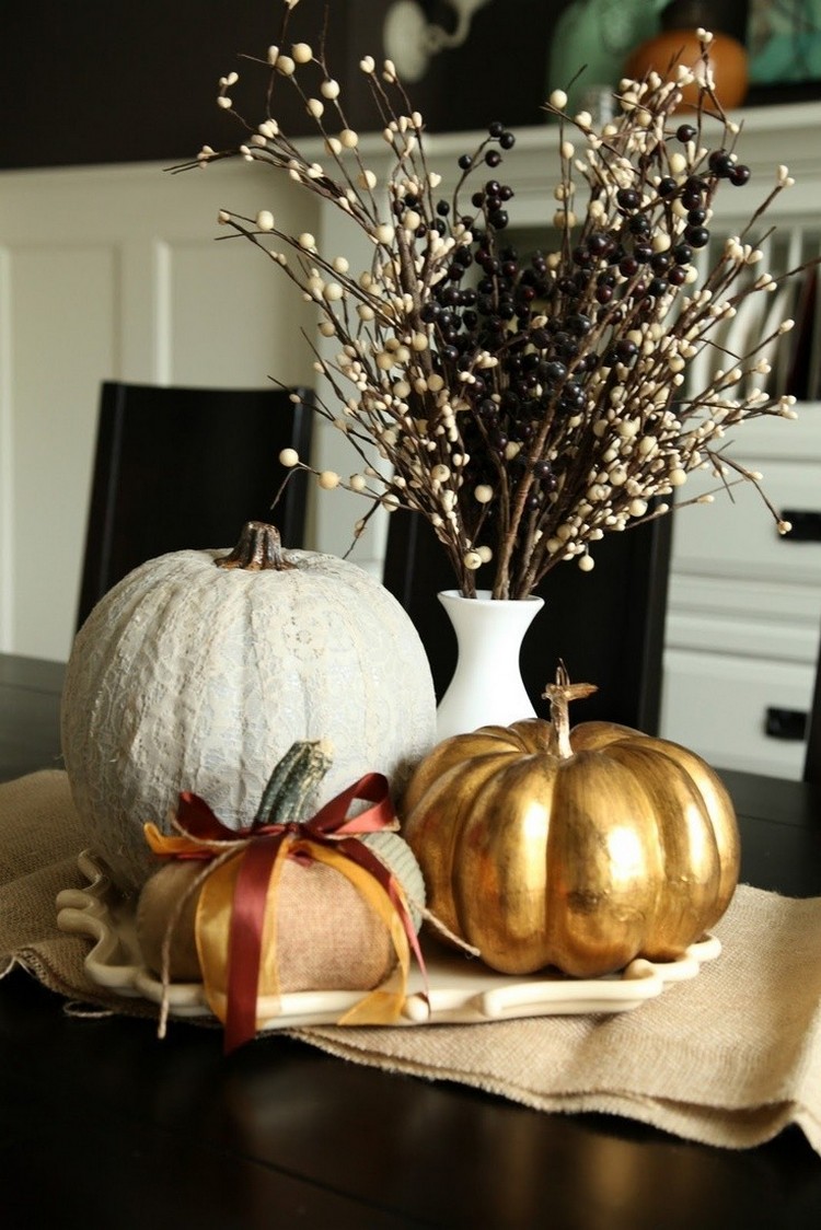 decoration-citrouille-automne-déco-table-citrouilles-or-blanc-branchettes-baies