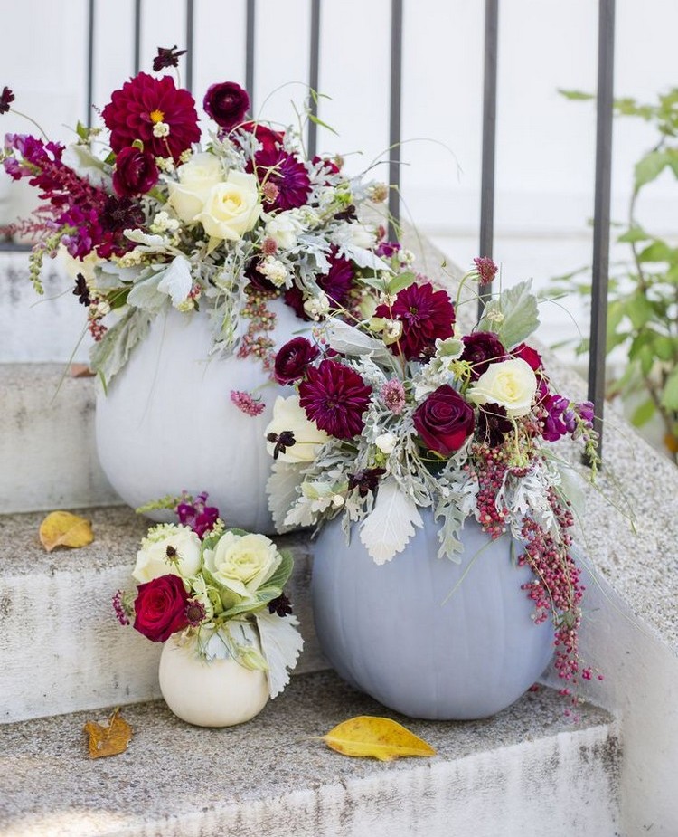 decoration-citrouille-automne-escalier-extérieur-déco-citrouilles-bouquets-fleurs