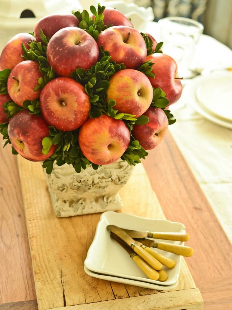decoration-naturelle-arrangement-pommes-feuilles-buis-vase-blanc