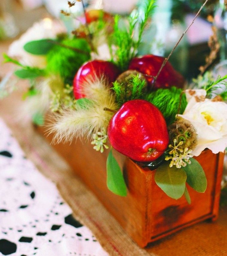 decoration-naturelle-arrangement-pommes-rouges-roses-blaches-feille-vertes-boîte-bois