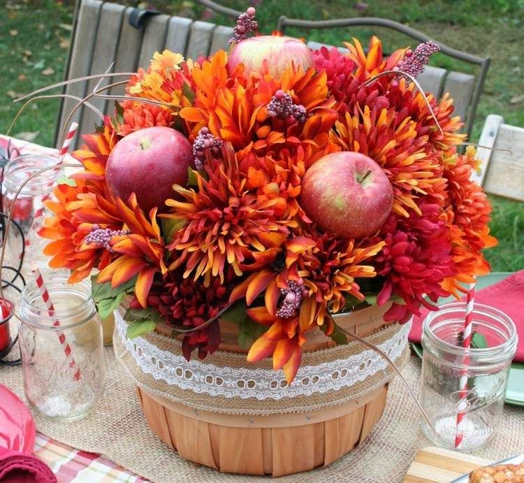 decoration-naturelle-automnale-arrangement-fleurs-rouge-orange-pommes-ruban-toile-jute