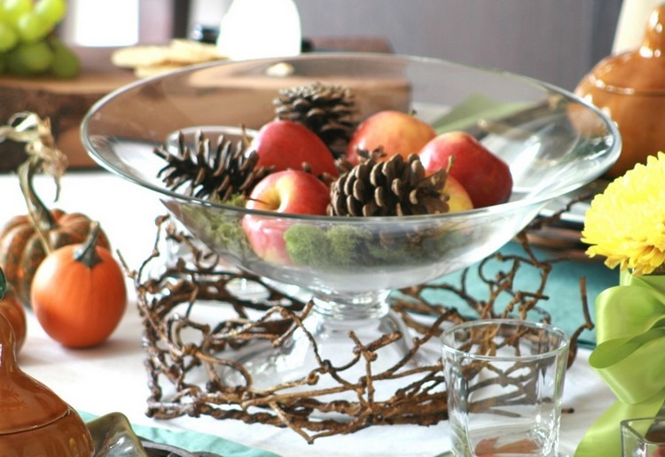 decoration-naturelle-automnale-bol-verre-pommes-pin-pommes-mousse-brindilles-mini-citrouilles