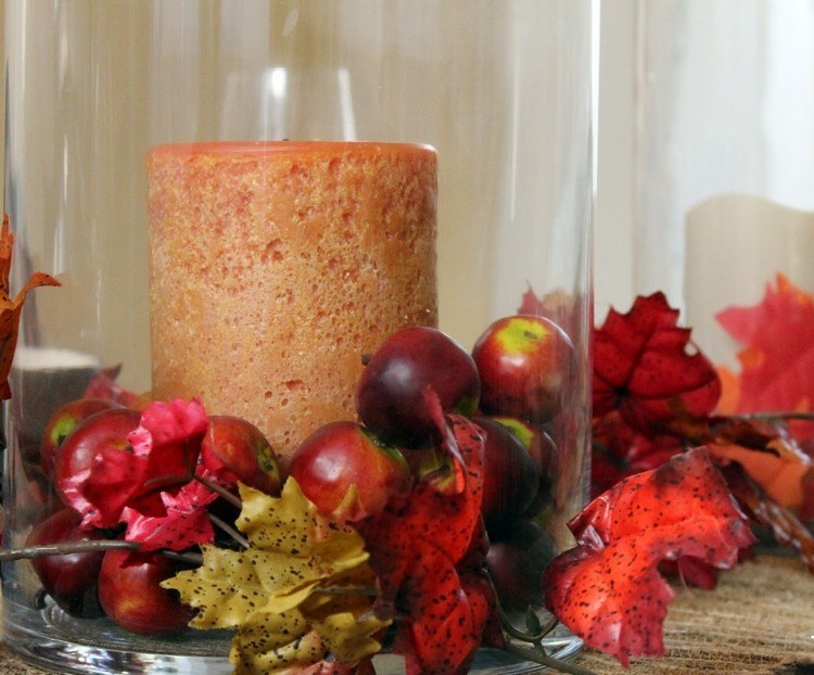 decoration-naturelle-automnale-feuiles-pommes-rouges-bougie