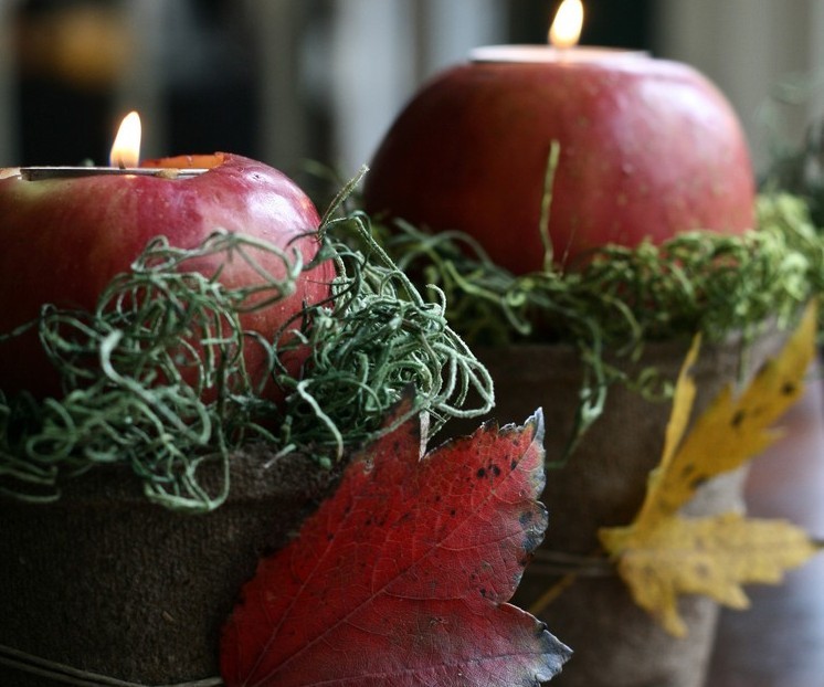 decoration-naturelle-automnale-pommes-rouges-feuiles-fils-laine-verte