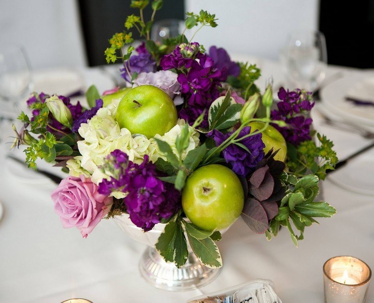 decoration-naturelle-automne-hiver-arrangement-hortensia-pommes-vertes-roses-fleurs-pourpres