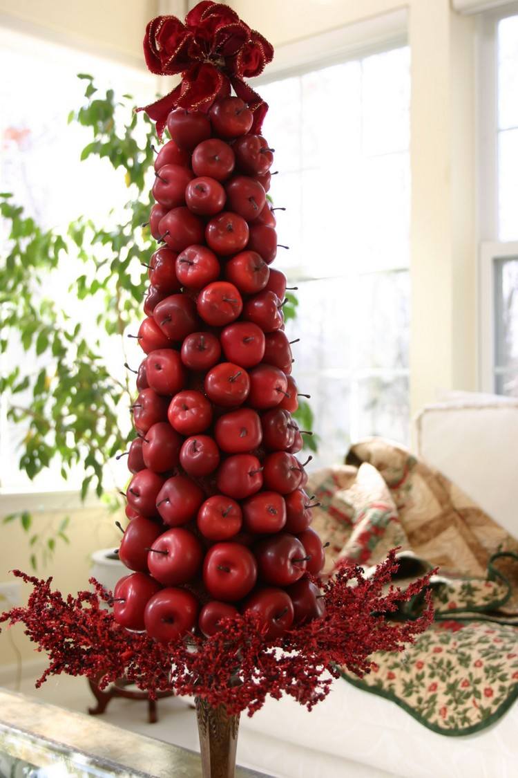decoration-naturelle-automne-hiver-sapin-pommes-rouges-ruban-branchette
