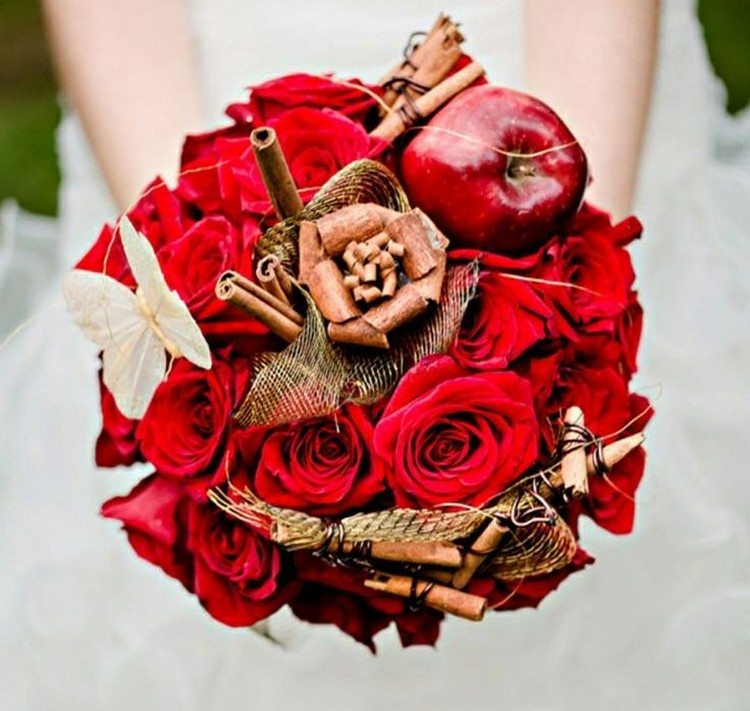 decoration-naturelle-bouquet-mariage-hivernal-roses-pommes-rouges-bâtons-cannelle