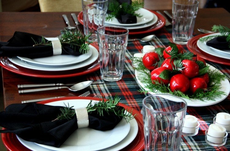 decoration-naturelle-hiver-arrangement-pommes-rouges-branchette-pin-nappe-carreaux