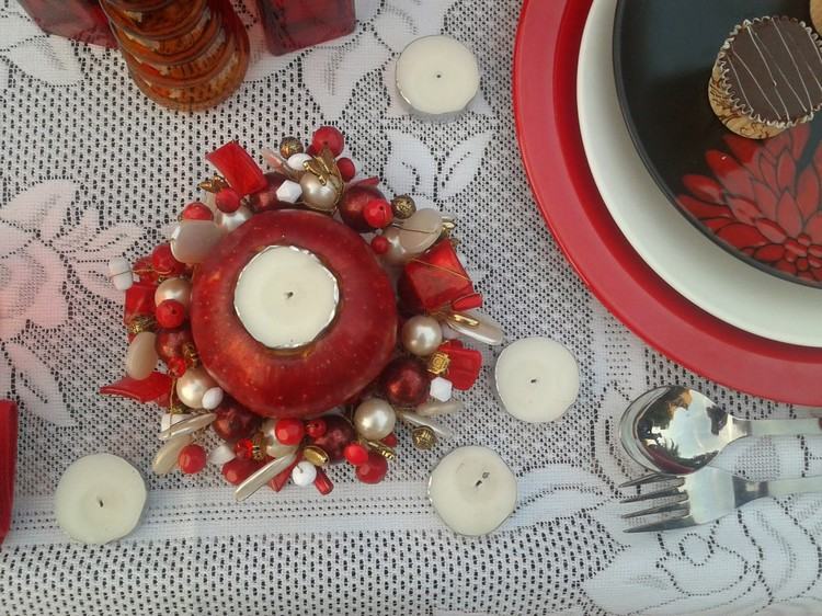 decoration-naturelle-hiver-porte-bougie-pomme-rouge-ornements-blanc-rouge