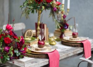 decoration-naturelle-rvintage-pommes-amour-bâtons-dessous-assiette-rondelles-bois-fleurs