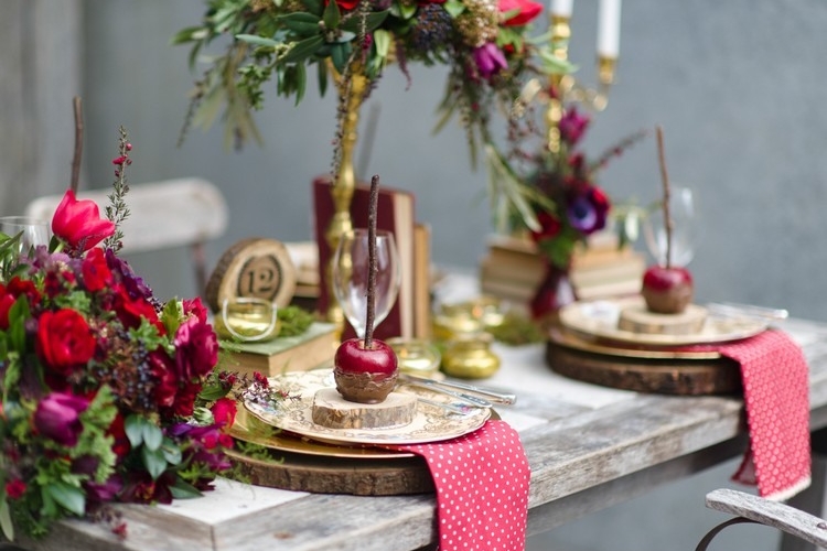 decoration-naturelle-rvintage-pommes-amour-bâtons-dessous-assiette-rondelles-bois-fleurs