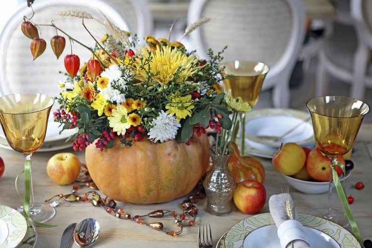 decoration-naturelle-vase-citrouille-fleurs-saisonnières-pommes
