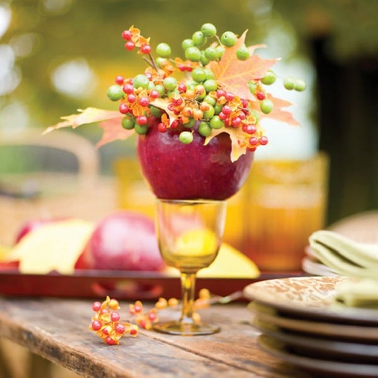 decoration-naturelle-vase-pomme-rouge-arrangement-feuilles-orange-baies-rouges décoration naturelle 