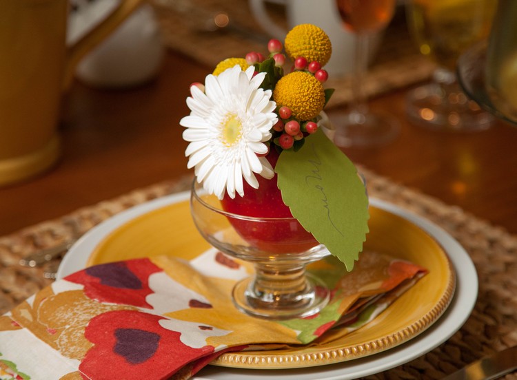 decoration-naturelle-vase-pomme-rouge-bouquet-marguerite-baies-rouges-craspédie décoration naturelle 