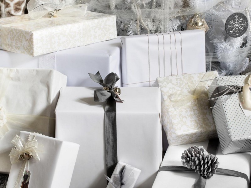 decorations-Noel-argent-boîtes-cadeaux-noeuds-pommes-pin-couleur-argent