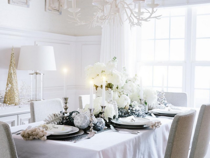 decorations-Noel-argent-déco-table-blance-fleurs-ornements-argent-sapin-noel-or décorations Noël