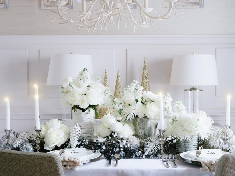 decorations-Noel-argent-déco-table-fleurs-blanches-ornements-argent-chandelles-blanches