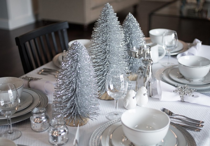 decorations-Noel-argent-déco-table-sapins-artificiels-couleur-argent-figurine-cerf-flocons-neige