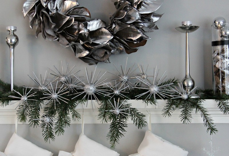 decorations-Noel-argent-manteau-cheminée-guirlande-naturelle-ornements-étoiles-argent-couronne décorations Noël