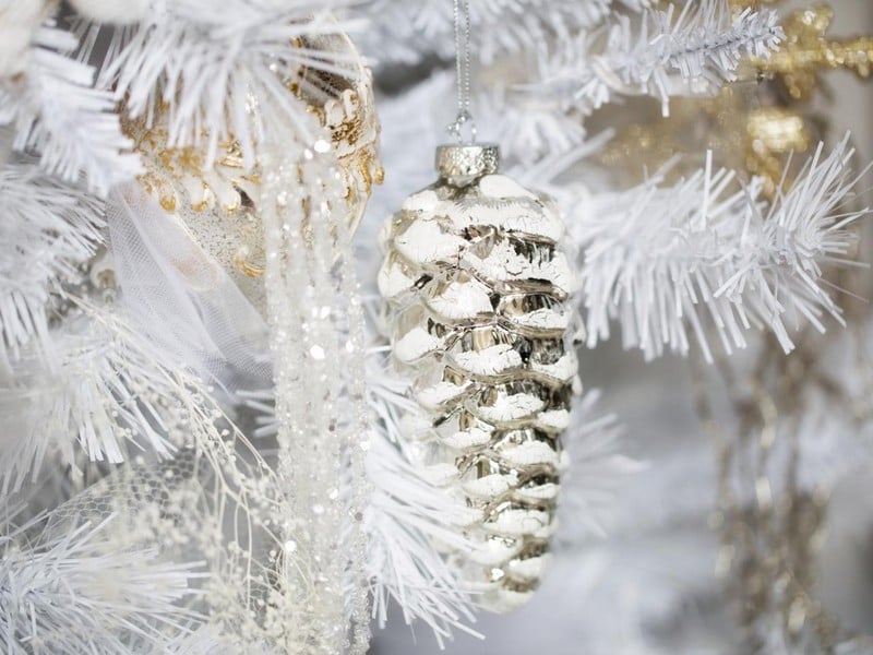 decorations-Noel-argent-pomme-pin-couleur-argent-sapin-Noel-blanc