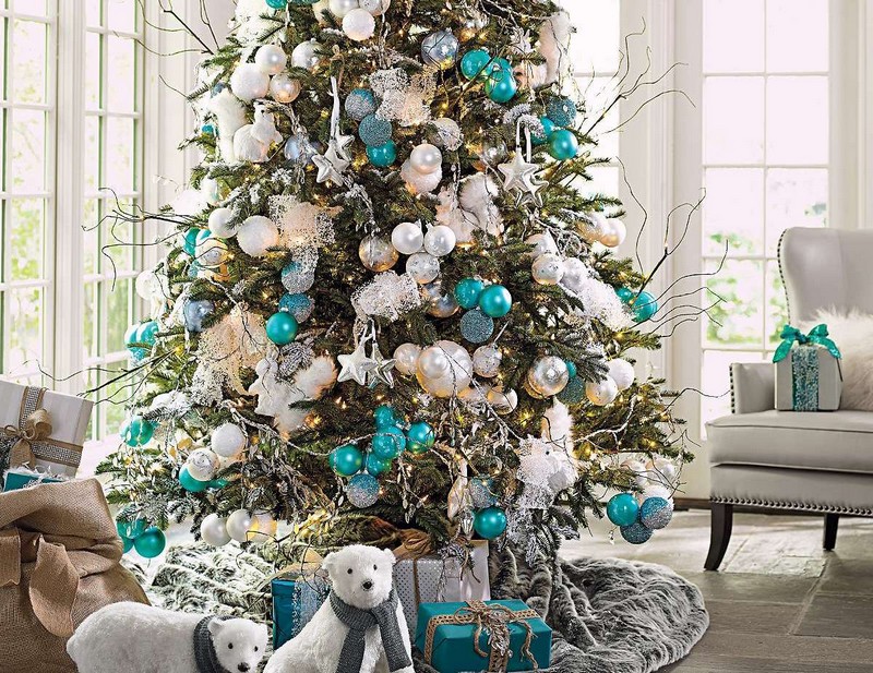 decorations-Noel-argent-sapin-Noel-boules-bleues-argent-étoiles-figurines-oursons-polaires