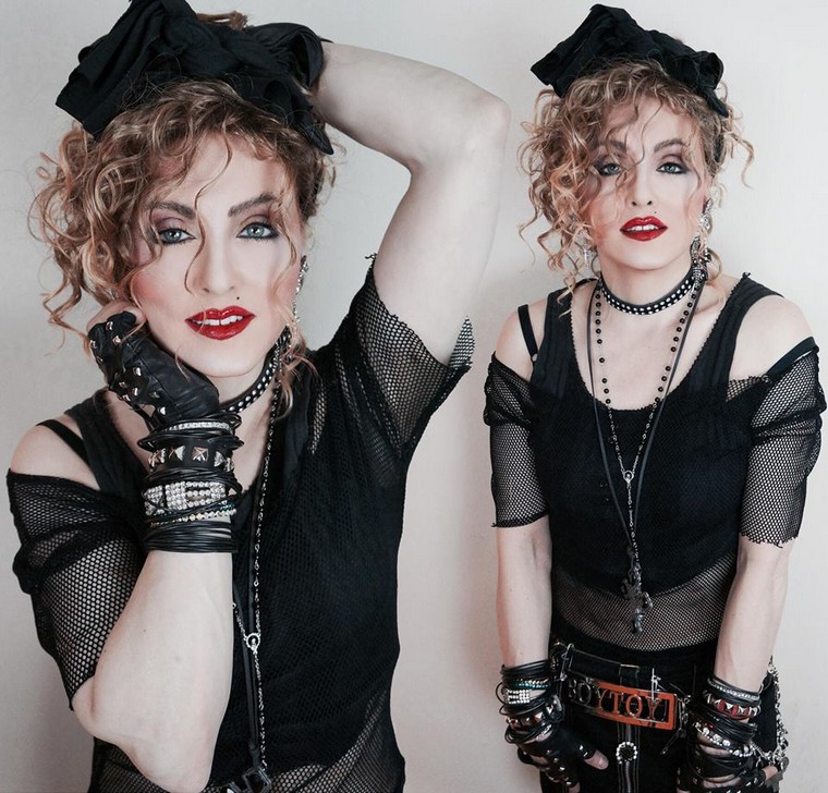 deguisement-annees-80-outfit-Madonna-top-court-noir-filet-rouge-lèvres-rouge