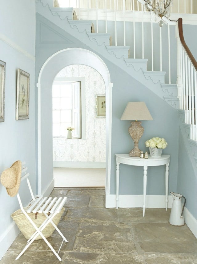 déco-entrée-maison classique peinture bleu pastel console blanche
