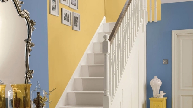 déco-entrée-maison escalier peinture jaune bleue