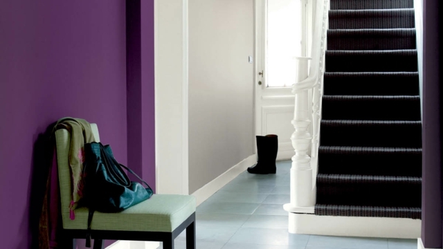 déco-entrée-maison peinture murale violet gris tapis escalier noir